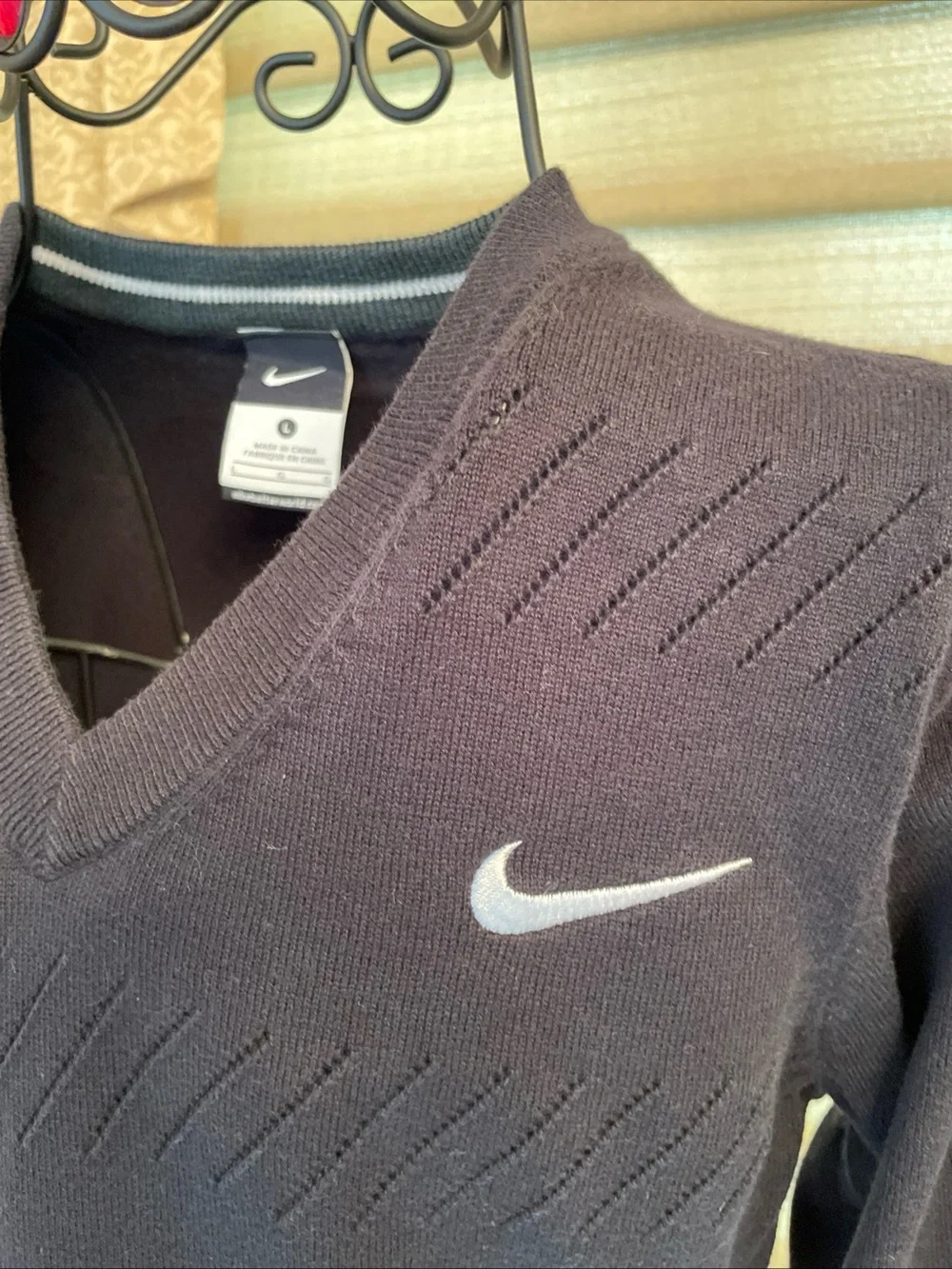 Nike Women’s Black Long Sleeve V-neck Sweater Size Large With Embroidered Logo